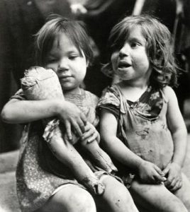 Photojournalist x captured this image of two girls in post-war Naples. The f