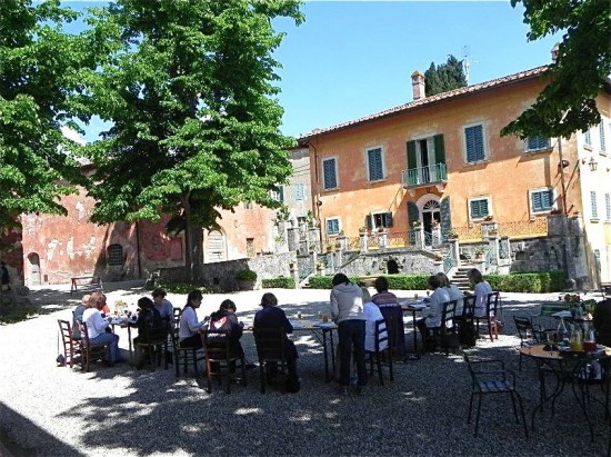 The piazza at Montestigliano will be the setting for your watercolor painting class.